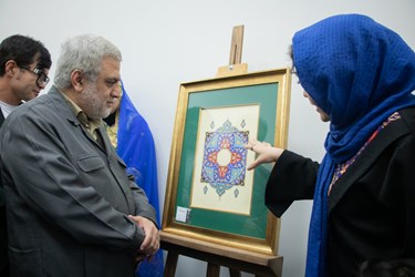 گفتگوی منصور حاجی معاون  اداره اتباع با یکی از هنرمندان افغانستانی  