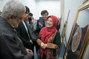 گفتگوی منصور حاجی معاون  اداره اتباع با یکی از هنرمندان افغانستانی  