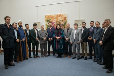 عکس یادگاری  مهمانان نمایشگاه هنرمندان افغانستانی 