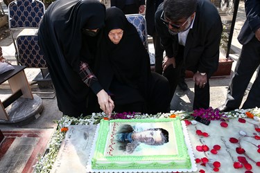 حضور مادر شهید حسن باقری بر مراسم جشن تولد شهید حسن باقری