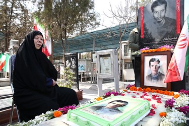 حضور مادر شهید حسن باقری بر مراسم جشن تولد شهید حسن باقری
