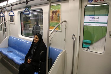 اولین بانوی مسافر خط2 مترو  در ایستگاه قهرمانان شیراز 