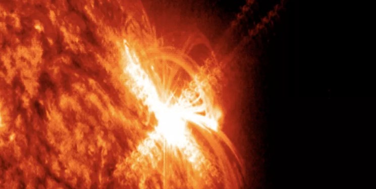ثبت خروج شعله‌های قدرتمند از خورشید توسط یک رصدخانه+ فیلم