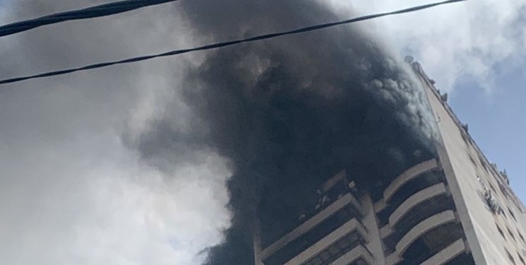 آتش‌سوزی در یک برج مشرف به بندر بیروت+ عکس