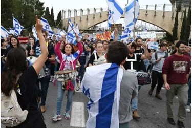 Anti-Netanyahu Protesters Block Streets in Tel Aviv