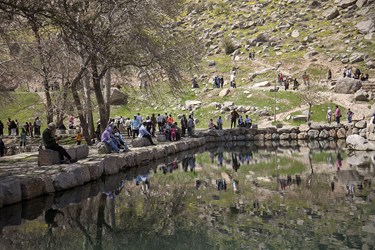 مسافران نوروزی در مجموعه تاریخی بیستون