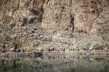 مسافران نوروزی در مجموعه تاریخی بیستون