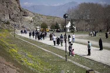 مسافران نوروزی در مجموعه تاریخی بیستون