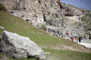 مسافران نوروزی در مجموعه تاریخی بیستون