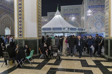 در صحن امام حسن مجتبی (ع) یک چای مهمان حضرت رضا (ع) باش