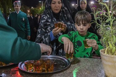 در صحن امام حسن مجتبی (ع) یک چای مهمان حضرت رضا (ع) باش