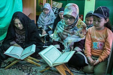 جزءخوانی قرآن بانوان در قبرستان تاریخی دارالسلام شیراز