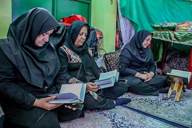 جزءخوانی قرآن بانوان در قبرستان تاریخی دارالسلام شیراز