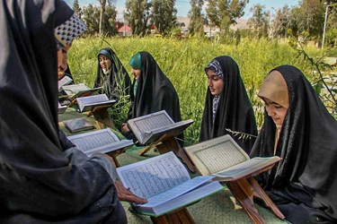جزءخوانی قرآن بانوان در قبرستان تاریخی دارالسلام شیراز