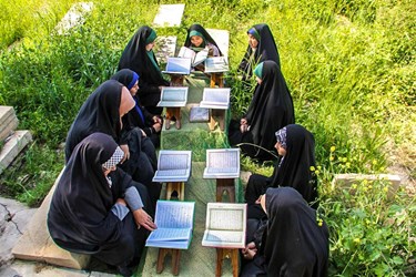 جزءخوانی قرآن بانوان در قبرستان تاریخی دارالسلام شیراز