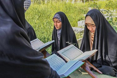 جزءخوانی قرآن بانوان در قبرستان تاریخی دارالسلام شیراز