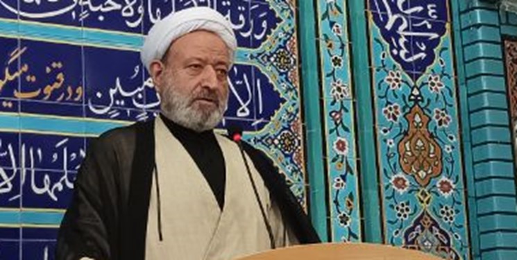 امام جمعه اردستان: دشمن بیشترین توجه را به فروپاشی خانواده‌ها دارد