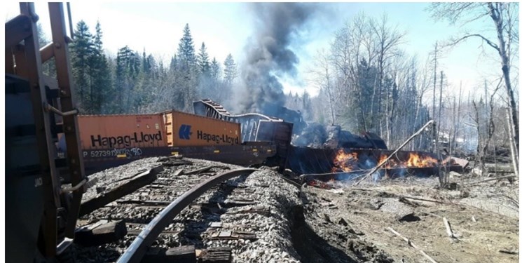 خروج قطار حامل مواد خطرناک از ریل در ایالت شمالی آمریکا+فیلم