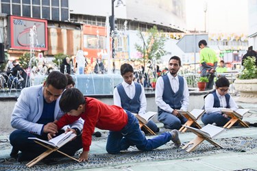 قرائت قرآن قبل از مراسم افطاری ساده در بلوار کشاورز تهران 