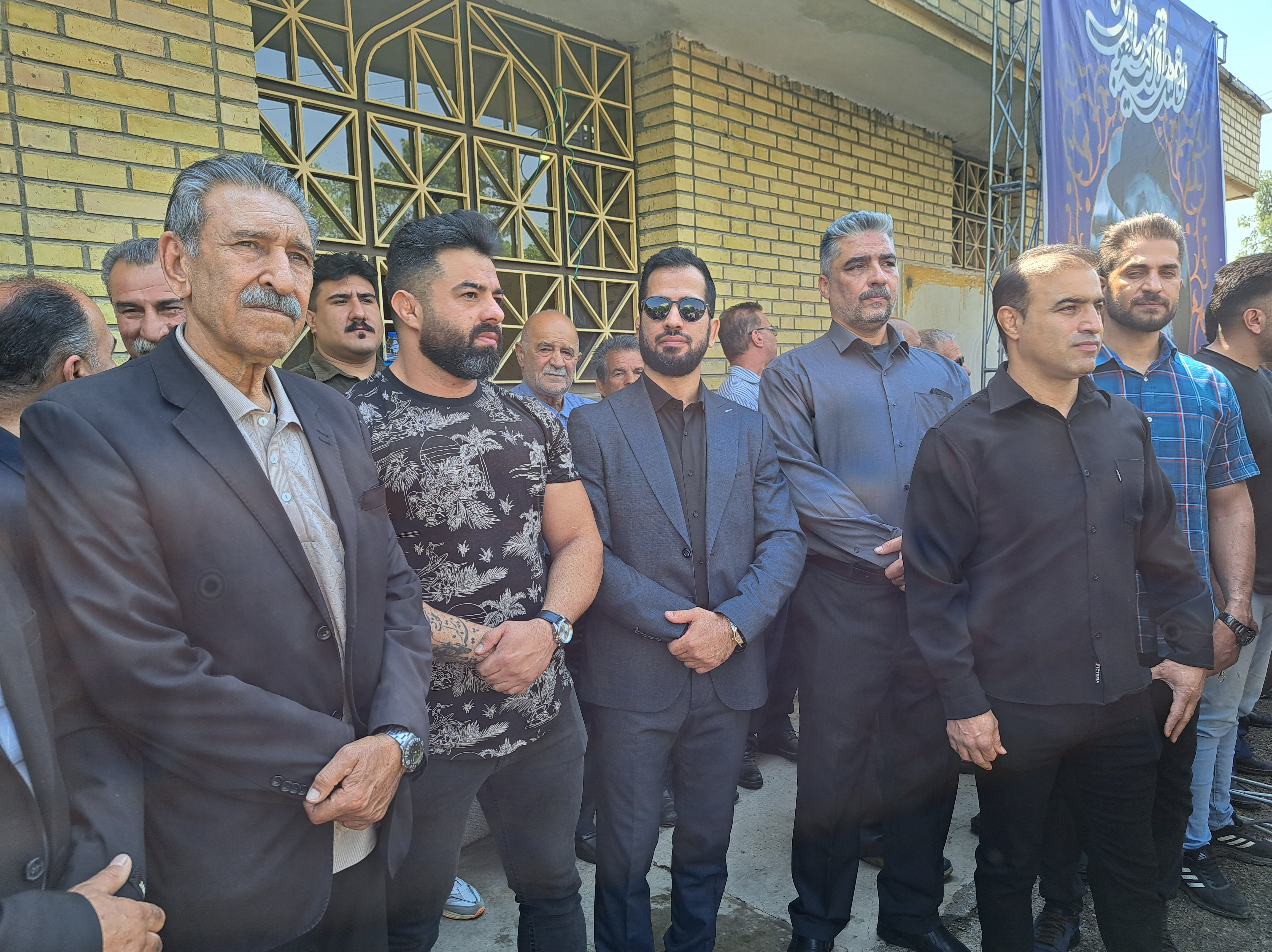 پیکر پهلوان خلیل عقاب در شیراز به خاک سپرده شد+عکس