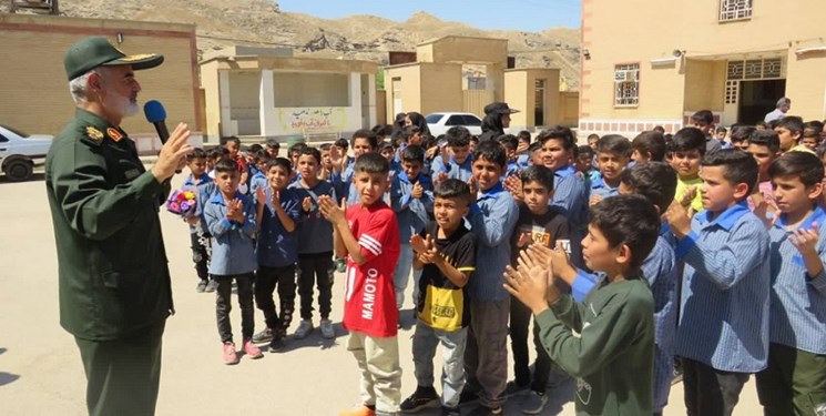 عیددیدنی سردار خادم‌سیدالشهدا با دانش‌آموزان مناطق کم‌برخوردار اهواز