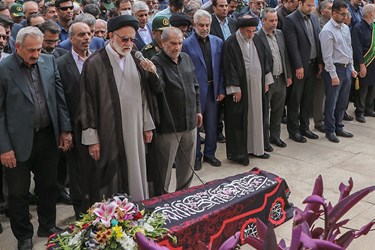 تشییع و خاکسپاری مادر شهیدان ایزدی در شیراز 