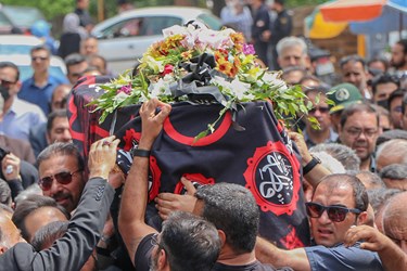 تشییع و خاکسپاری مادر شهیدان ایزدی در شیراز 