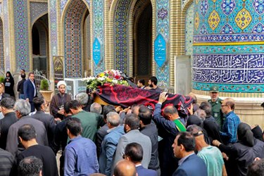 تشییع و خاکسپاری مادر شهیدان ایزدی در شیراز 