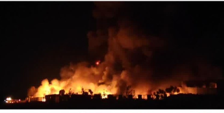 آتش سوزی گسترده در کارخانه رنگ گلحصار/ بخشدار کهریزک: اتصال کابل‌های برق علت حریق است