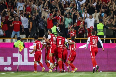 شادی بازیکنان تیم فوتبال پرسپولیس پس از به ثمررسیدن گل 