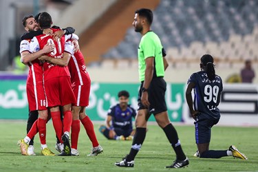 شادی بازیکنان تیم فوتبال پرسپولیس پس از پیروزی مقابل تیم فوتبال پیکان 