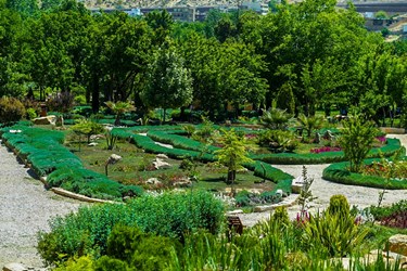 اردیبهشت در باغ گل های شیراز