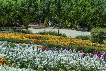 اردیبهشت در باغ گل های شیراز