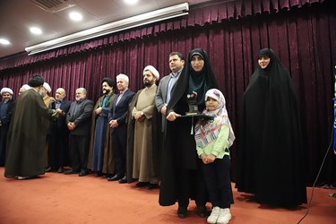 اهدا لوح و تندیس همایش به برگزیدگان مقالات برتر  