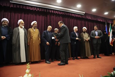 اهدا لوح و تندیس همایش به برگزیدگان مقالات برتر  