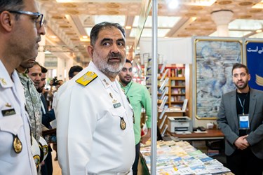 بازدید امیردریادار شهرام ایرانی از نمایشگاه کتاب