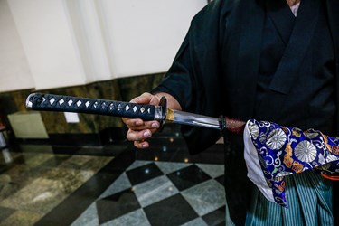تیغه این شمشیر از فولاد و دسته ی شمشیر که معمولا از جنس چوب بوده  و بر روی آن پوست سفره ماهی با بندهای کتانی یا ابریشمی بافته میشد