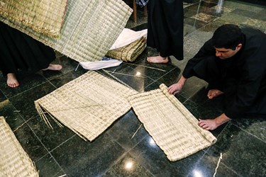 مراحل آماده سازی (تامشی گیری) تست برش با شمشیر سامورایی است که  حصیرها (تاتامی اوموته) چندین ساعت در آب گذاشته تا چگالی بیشتری پیدا کند .