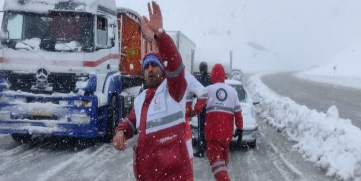 نجات جان 120 نفر از گرفتارشدگان در برف و کولاک خلخال