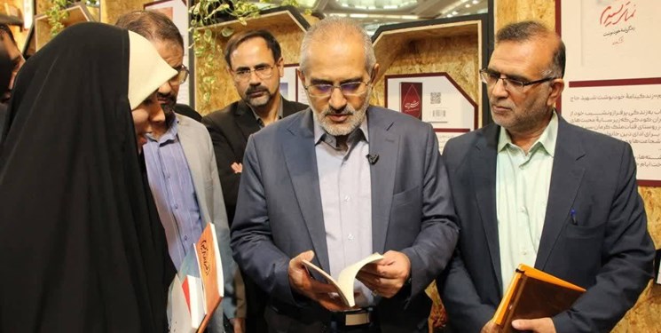 حسینی: آثار نویسندگان برجسته کشورمان باید به زبان‌های دیگر ترجمه شود