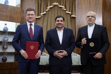 جواد اوجی وزیر نفت، محمد مخبر معاون اول رئیس جمهور و مالکساندر نواک معاون نخست وزیر روسیه پس از  امضای بیانیه مشترک در خصوص همکاری‌های فیمابین