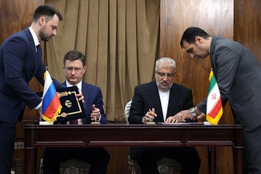  امضای بیانیه مشترک در خصوص همکاری‌های فیمابین توسط جواد اوجی وزیر نفت و مالکساندر نواک معاون نخست وزیر روسیه 