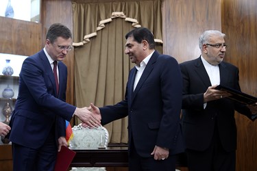 جواد اوجی وزیر نفت، محمد مخبر معاون اول رئیس جمهور و مالکساندر نواک معاون نخست وزیر روسیه پس از  امضای بیانیه مشترک در خصوص همکاری‌های فیمابین