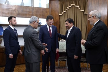 معاون نخست وزیر روسیه و معاون اول رئیس جمهور پس از دیدار و  امضای بیانیه مشترک در خصوص همکاری‌های فیمابین