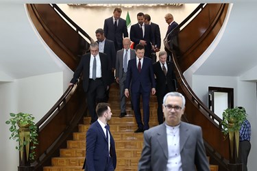 مالکساندر نواک معاون نخست وزیر روسیه پس از دیدار و  امضای بیانیه مشترک در خصوص همکاری‌های فیمابین با معاون اول رئیس جمهور 