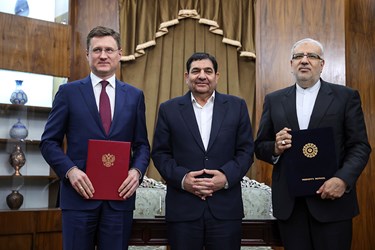 جواد اوجی وزیر نفت، محمد مخبر معاون اول رئیس جمهور و مالکساندر نواک معاون نخست وزیر روسیه پس از  امضای بیانیه مشترک در خصوص همکاری‌های فیمابین