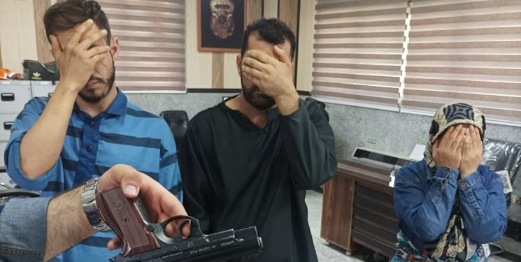 «بازرسی» ترفند مأموران قلابی‌ برای سرقت از یک خانه/ پلیس سارقان را خلع‌سلاح کرد+ عکس