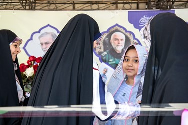 حضور کودکان به همراه خانواده های خود در غرفه عفاف و حجاب در نمایشگاه بین المللی کتاب