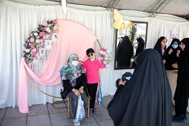 دکور آماده شده برای عکس یادگاری غرفه عفاف و حجاب در نمایشگاه بین المللی کتاب