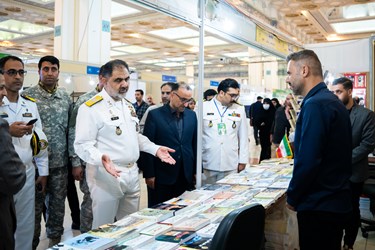 بازدید شهرام ایرانی فرمانده نیروی دریای ارتش از نمایشگاه کتاب